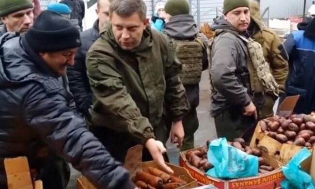 Ватажок «ДНР» зважив на ринку Донецька свій пістолет (відео)