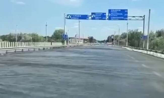 Рух авто під час затоплення. Фото: Youtube
