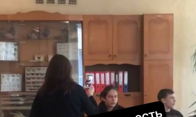 У 8-класника, який бризнув балончиком у вчительку з'явилися захисники: "Нещодавно мама померла"