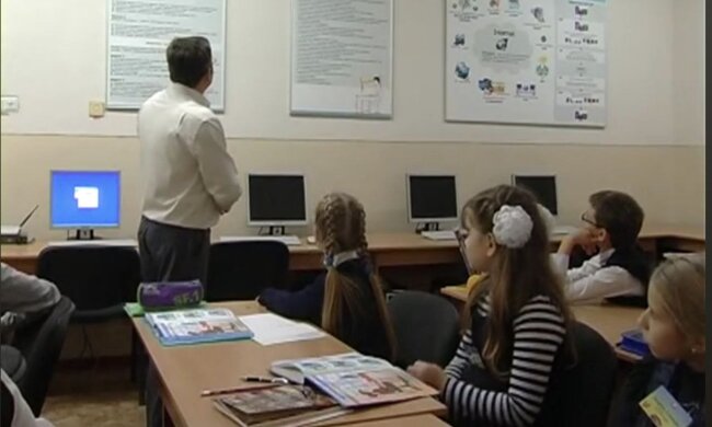 Учитель в школе: фото скрин Ютуб