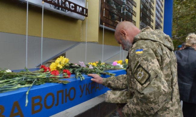 Під Дніпром вандали розгромили пам'ятник герою АТО, "віддячили" за мирне небо: дикі кадри