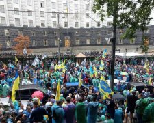 "Евробляхи" наступают: полицию подняли по тревоге, митингующих окружили со всех сторон