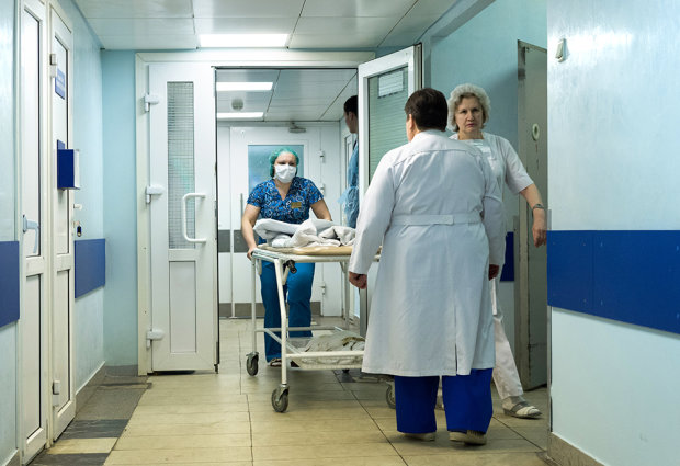 Расправился с женой и сделал себе харакири: днепровского изверга держат в больнице, копы - вместо медсестер