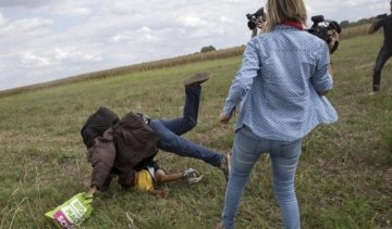 Угорську журналістку покарали за знущання над біженцями (відео)