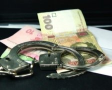 На Волині жінку-податківця підозрюють у хабарництві