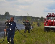 Рятувальники другу добу гасять пожежу у Чорнобильській зоні (фото)