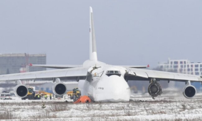 Аварійна посадка АН-124, фото: Ріа Новини