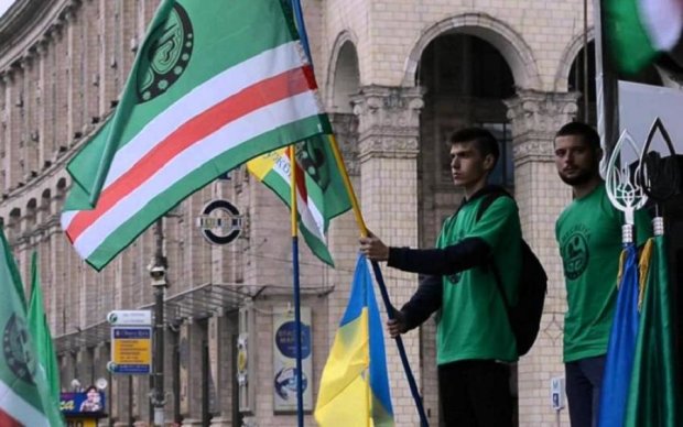 Прапор країни Дудаєва розгорнули в серці Києва: фото