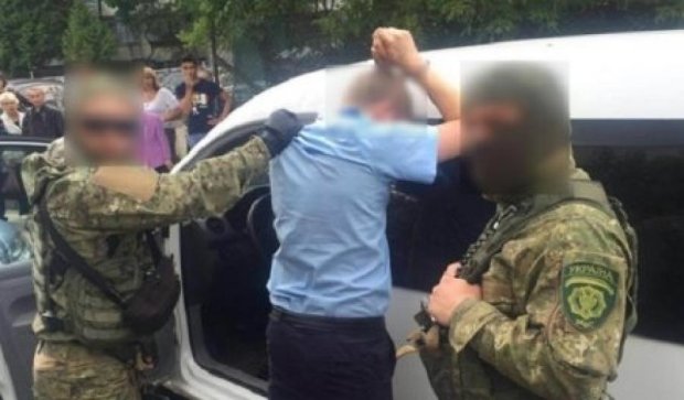 Львівський митник викидав гроші з автомобіля під час погоні