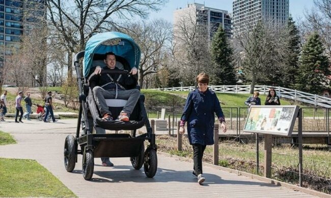 Дитяча коляска гігантських розмірів для тест-драйву батьків