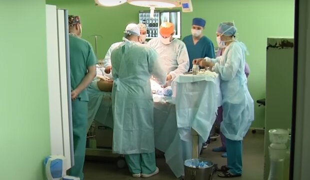 У Тернополі медики вирізали пацієнтці шлунок, не взявши в руки скальпель - унікальна операція прогриміла на всю Україну