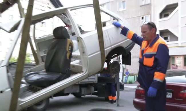 Евакуація покинутого авто: фото скрін Ютуб