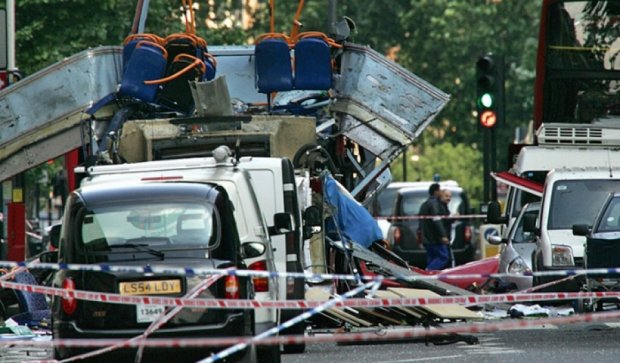 Лондон почтил память погибших 10 лет назад от теракта в метро (фото)