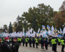 У центрі Києва люди вийшли на масштабний мітинг, фото: PAVLOVSKY NEWS