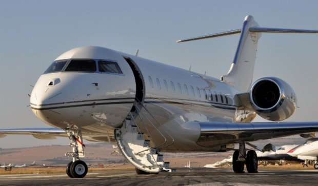 Самолеты двух российских олигархов столкнулись в аэропорту "Пулково"