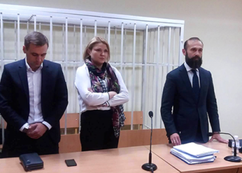 Артур Емельянов (слева) в зале суда