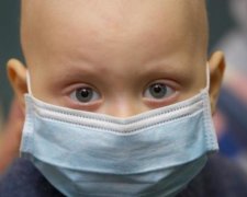 Сльози та розпач: знімки помираючих від раку дідуся та онуки потрясли світ