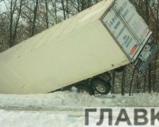 ДТП на Київщині: фура злетіла в кювет
