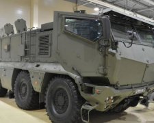 Военный броневик загорелся на оживленной трассе: видео