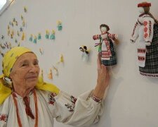 В Киеве 94-летняя бабушка продавала кукол, чтобы накопить на операцию, сердце вдребезги: "Как помочь?"