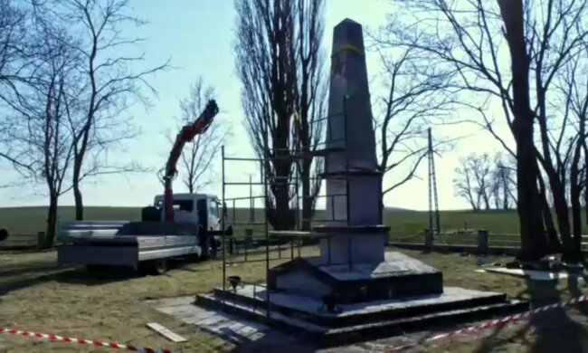У Польщі знесли обеліск Червоній армії. Скріншот