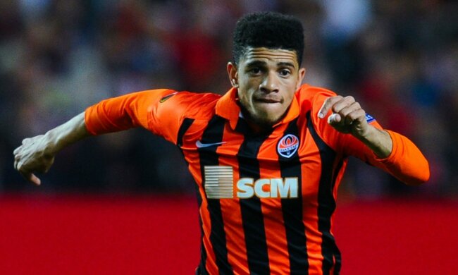 Матч Шахтар-Зоря закінчився невимовним лихом: Тайсона без свідомості забрали з поля на ношах, відео