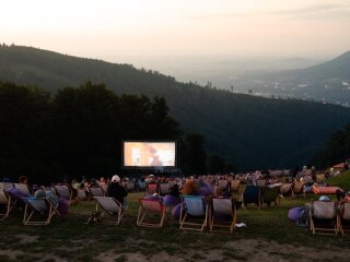 Кинотеатр Kino Na Szczycie на вершине горы в Устроне