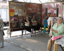 В Артемовске пенсионерка ежедневно "троллит" пропутинцев плакатом "За дебилов!" (фото)