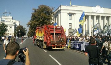 "Правый сектор" готовится люстрировать парламент мусоровозом (фото)