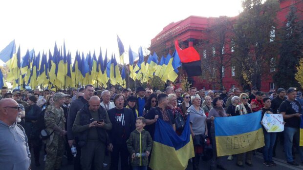 На Майдан пікетувальники заїдуть на Hummer: з парку Шевченка стартували тисячі мітингувальників