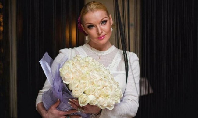 Волочкова протерла підлогу готелю сороміцьким місцем: фото