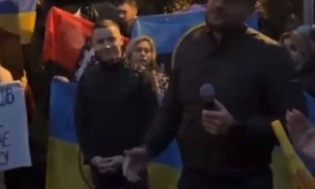 Мер міста Луцьк тікає від розгніваних людей. Фото: скрін відео