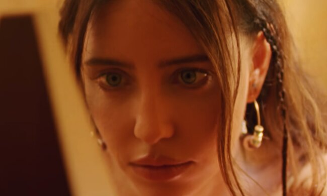 Надя Дорофєєва, кадр із кліпу на пісню "На самоті"