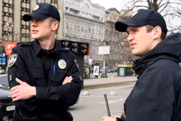 Безжальний натовп дітей розгромив магазин в самому серці Києва: фото