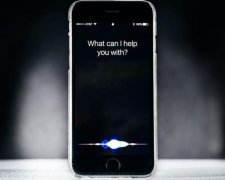 Жестокая Siri: "яблочная" помощница затроллила девушку
