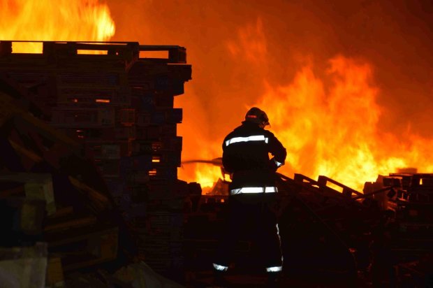Под Харьковом масштабный огонь охватил здание: больше 50 погибших