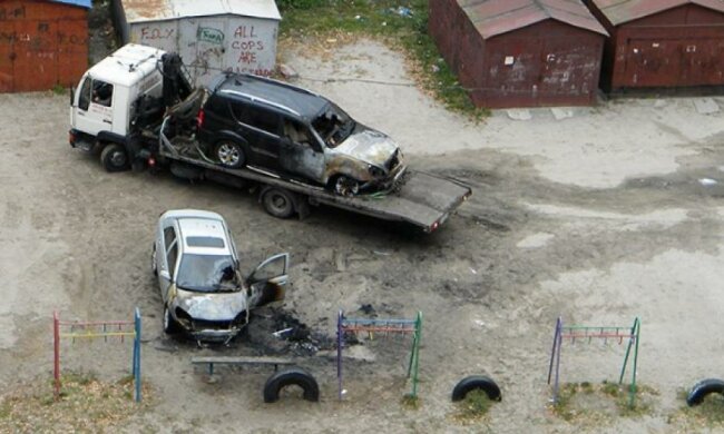 В Сумах вночі згоріли два автомобілі (фото)