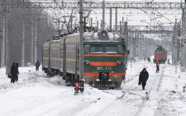 Стихия парализовала работу Укрзализныци: сотни пассажиров оказались в ловушке