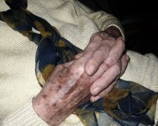 Нелюдське звірство: крадії закатували бабусю до напівсмерті