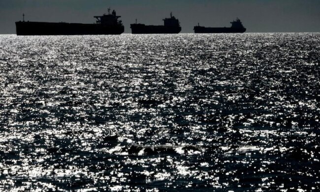 Нефтяной танкер теневого флота РФ в море