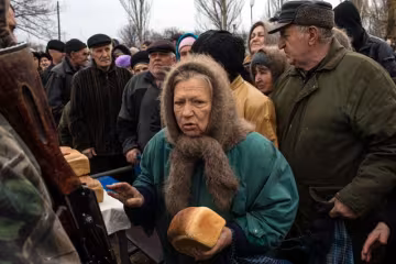 Пенсіонерка з хлібом, фото з вільних джерел