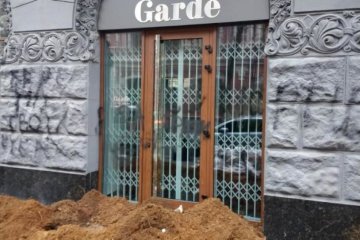 Елітний бутик в Києві прикрасили купою гною