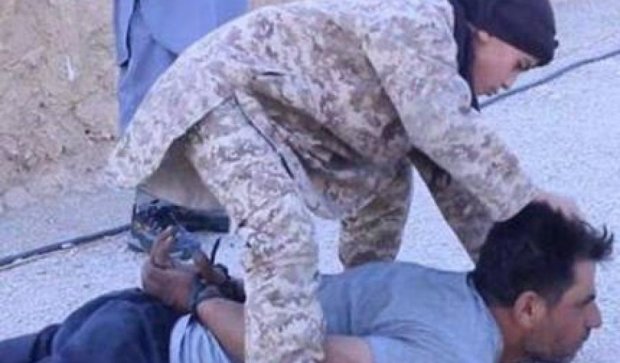 Боевики ИГИЛ заставили ребенка обезглавить пленного
