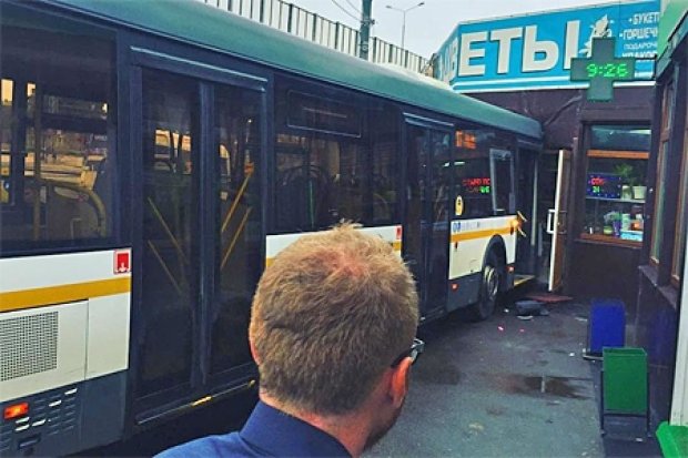 В России автобус дважды протаранил цветочный магазин