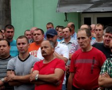 На Львівщині гірники вийшли на масовий протест, рух автівок паралізовано: названо причину