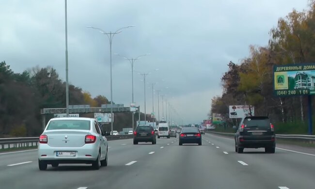 Автомобили на дороге, скриншот видео