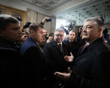 Блогер показал, что на самом деле делал Порошенко на допросе в ГБР: "Это уже дно"