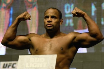 Кормье готов драться с Джонсом или Манувой на UFC 214