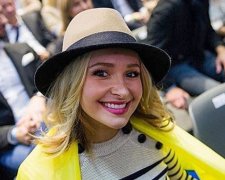 Наречена Кличко неправильно розгорнула український стяг (фото)