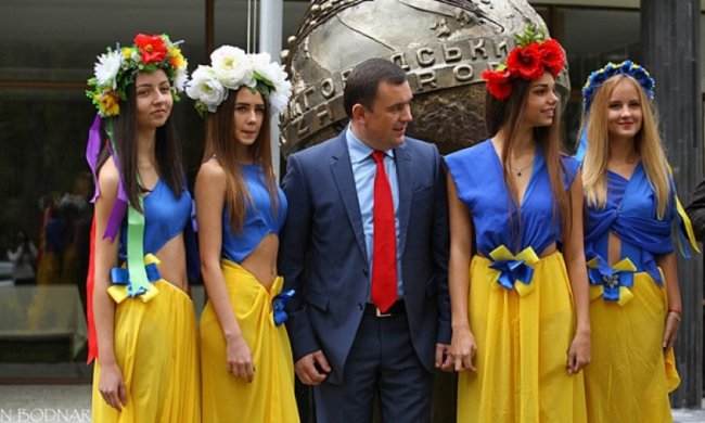 На річницю Ужгородського університету запросили напівоголених дівчат (фото)